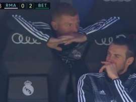 Bale and Kroos were pictured laughing on the bench on Sunday. Captura/beINSports