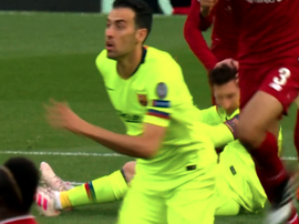 O confronto entre Messi e Robertson. Captura/Movistar
