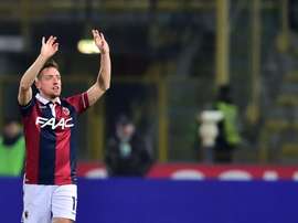 Giaccherini saluda a la afición del Bolonia. Twitter