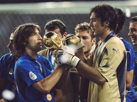 Gianluigi Buffon le pasa a Andrea Pirlo la Copa del Mundo de 2006. Twitter