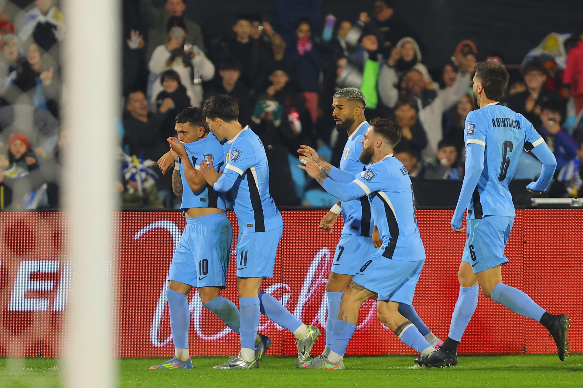 Uruguay resucita para acariciar el Mundial