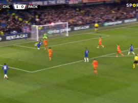 Giroud makes it 2-0. Captura/SportTV
