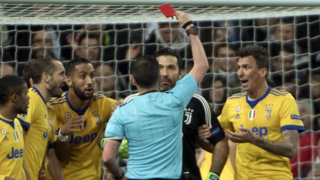 La réaction géniale de Ronaldo quand il croise Buffon après la rencontre La réaction géniale de Ronaldo quand il croise Buffon après la rencontre
