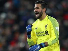 Alisson cantou músicas da claque do Liverpool. Goal