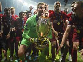 Carragher offers Adrian house