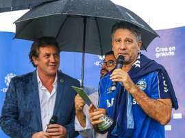 Renato Gaúcho recebe prêmio de melhor técnico da Libertadores 2017. AFP