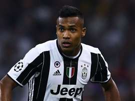 Azpilicueta pode ser envolvido em negociação do Chelsea por Alex Sandro