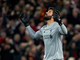 Que as luvas caiam nas mãos de Alisson. Goal