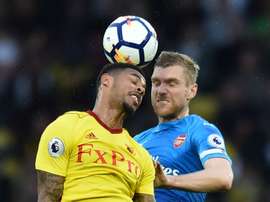 Andre Gray à la lutte avec Per Mertesacker lors de Watford-Arsenal. GOAL