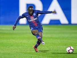 Le PSG confirme le départ d'Arnaud Luzayadio à Orléans. GOAL