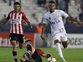 Santos e Estudiantes se defrontam pela Libertadores.