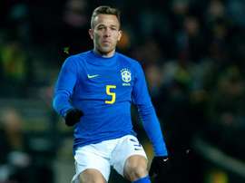 Arthur fala sobre ter atuado no ‘papel de Casemiro’: “vale tudo para ajudar a Seleção”