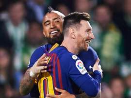 'Messi é um extraterrestre que joga com humanos', diz Vidal. GOAL