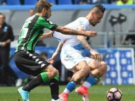 Berardi et Hamsik lors du match de Serie A entre Sassuolo et Naples. AFP