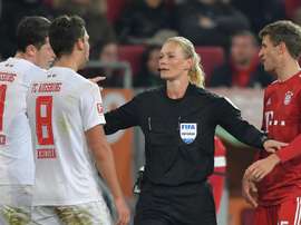 O Irão cortou a emissão do jogo da Bundesliga devido à roupa da juíza. Goal