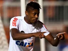 Bruno Henrique chega para assinar com o Flamengo nessa terça-feira