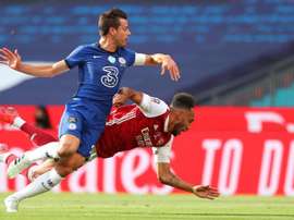 Azpilicueta provoque un penalty puis sort sur blessure. goal