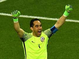 O goleiro vai estar frente a frente com o seu companheiro e rival no Man. City: Ederson. Goal