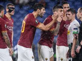 La protesta dei giocatori della Roma verso l'arbitro Collum. Goal