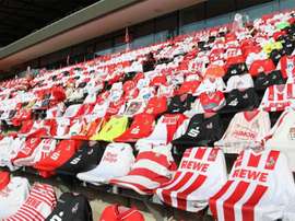 Colônia usa camisas e cachecóis para simular torcida na Bundesliga. EFE