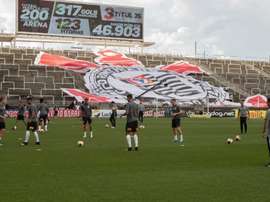 Clubes tentam voltar a treinar e jogar. EFE