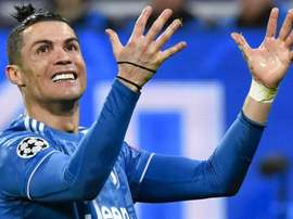 Lione-Juve, Ronaldo dà indicazoni a Cuadrado e Pjanic