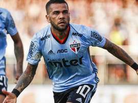 Dani Alves entra para seleta lista no São Paulo. Goal
