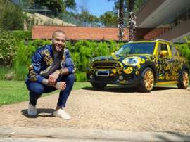 Dani Alves anuncia venda de carro, e são-paulinos respondem. EFE
