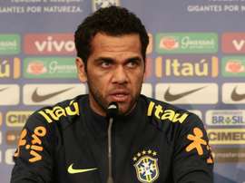 Dani Alves pede equilíbrio para uma seleção que ficou pra trás. Goal