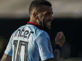 Dani Alves vira referência, mas vê pressão aumentar no São Paulo. EFE