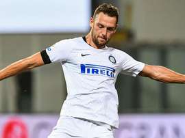 Inter, De Vrij si ferma: distrazione muscolare agli adduttori. Goal