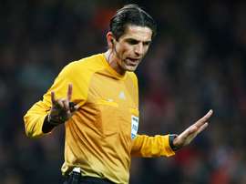 Deniz Aytekin arbitrant un match international. GOAL