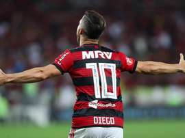 Com futuro incerto, Diego se derrete pelo Flamengo nas redes sociais.