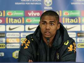 Tite conversou com Douglas Costa. Goal