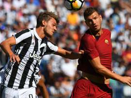 Edin Dzeko et Daniele Rugani lors d'un match entre la Juve et la Roma. Goal