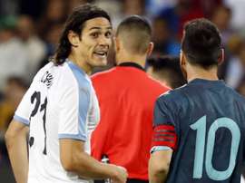 Cavani chamou Messi para briga. GOAL