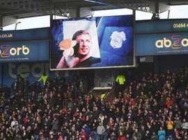 Il Burnley impedisce a un tifoso di recarsi allo stadio. Goal