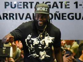Torcida do Olimpia enlouquece com Adebayor. GOAL
