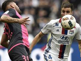 Emmanuel Mammana dispute la balle lors d'un match de Ligue 1. Goal