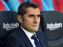 Técnico do Barcelona sai em defesa de Coutinho após comemoração polêmica.