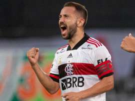 Everton Ribeiro elogia zaga
