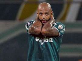 Felipe Melo é expulso com três minutos de jogo após entrada violenta. Goal