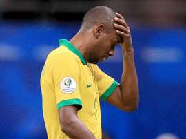 Brasil pode perder Fernandinho contra o Peru; Arthur se recupera após pisão.