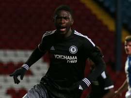 Fikayo Tomori a inscrit un CSC incroyable d'une passe en retrait de 45 mètres. Goal