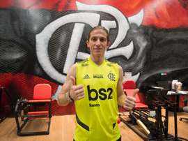 Filipe Luís faz a sua estreia. Goal