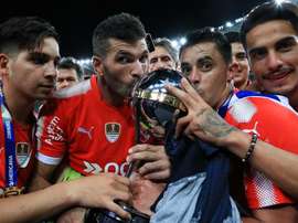 Os jogadores do Independiente com o troféu da Sul-Americana. Goal