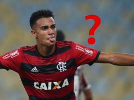 Flamengo coloca uniforme para Reinier no vestiário...