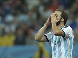 Uma imagem que há algum tempo não se vê: Higuaín com a camisa 'albiceleste'. Goal