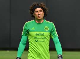 Torcida não perdoa falhas de Alex Muralha e pede mexicano Ochoa no Flamengo