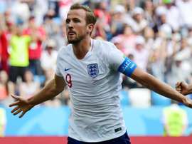 Inglaterra goleia, se classifica e vira líder. Goal